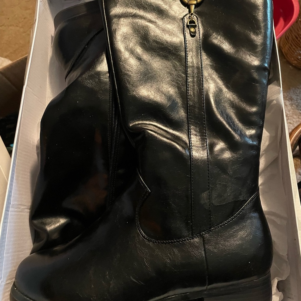 Womens Black boots size 11W